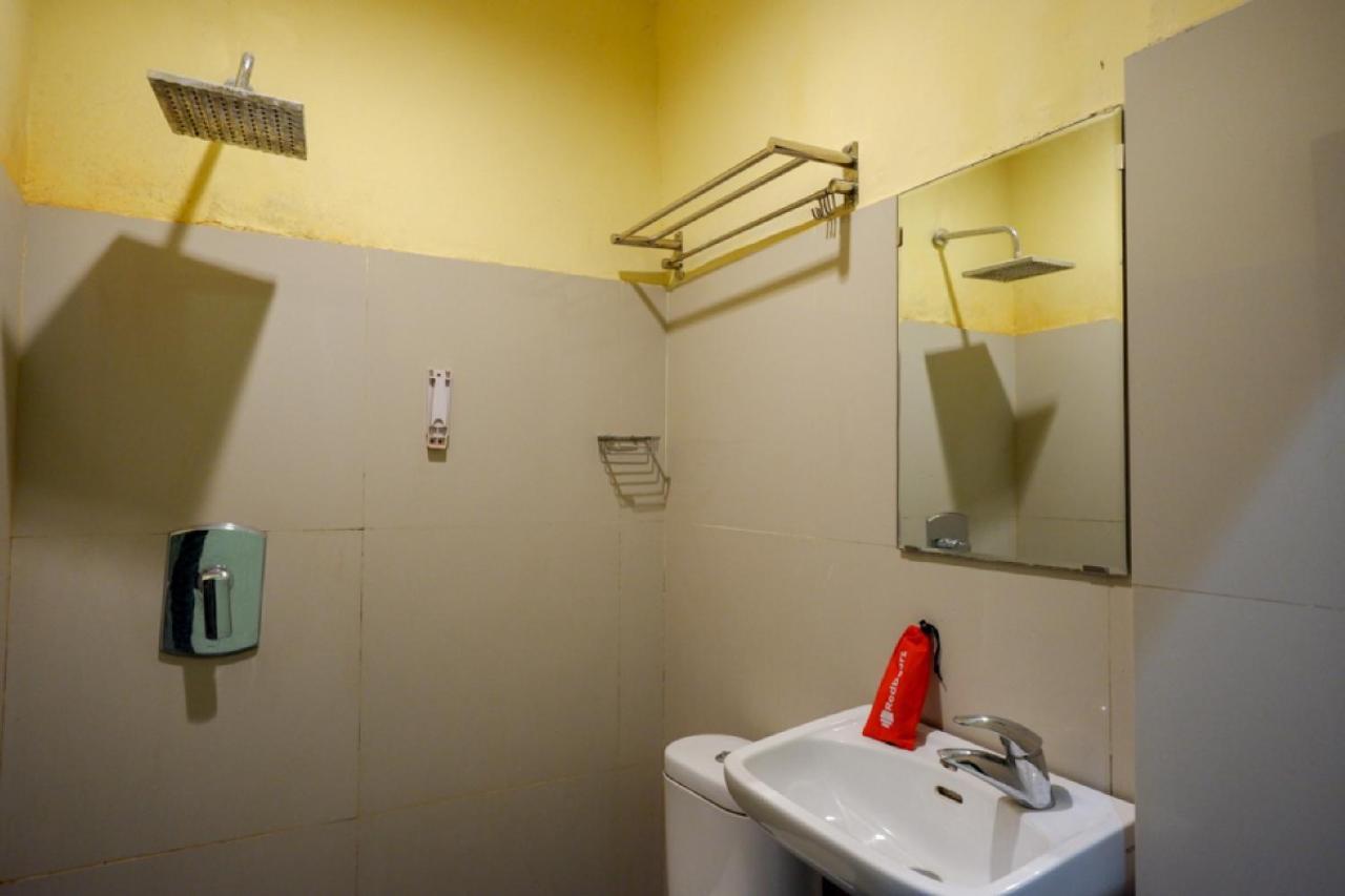 Hotel Reddoorz Near Citraland Waterpark Kendari à Lepoleop Extérieur photo