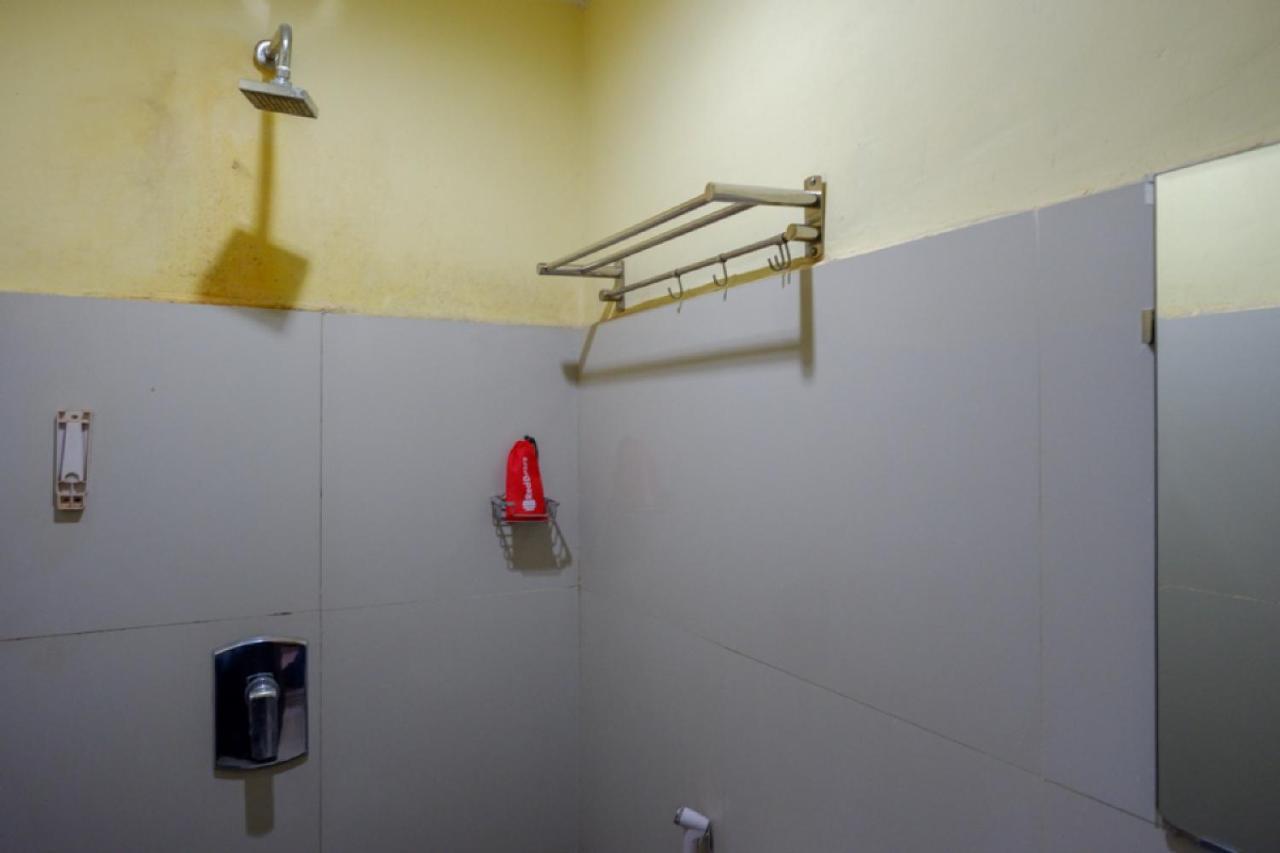 Hotel Reddoorz Near Citraland Waterpark Kendari à Lepoleop Extérieur photo