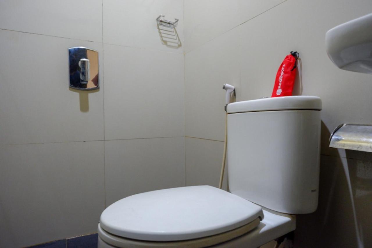 Hotel Reddoorz Near Citraland Waterpark Kendari à Lepoleop Extérieur photo